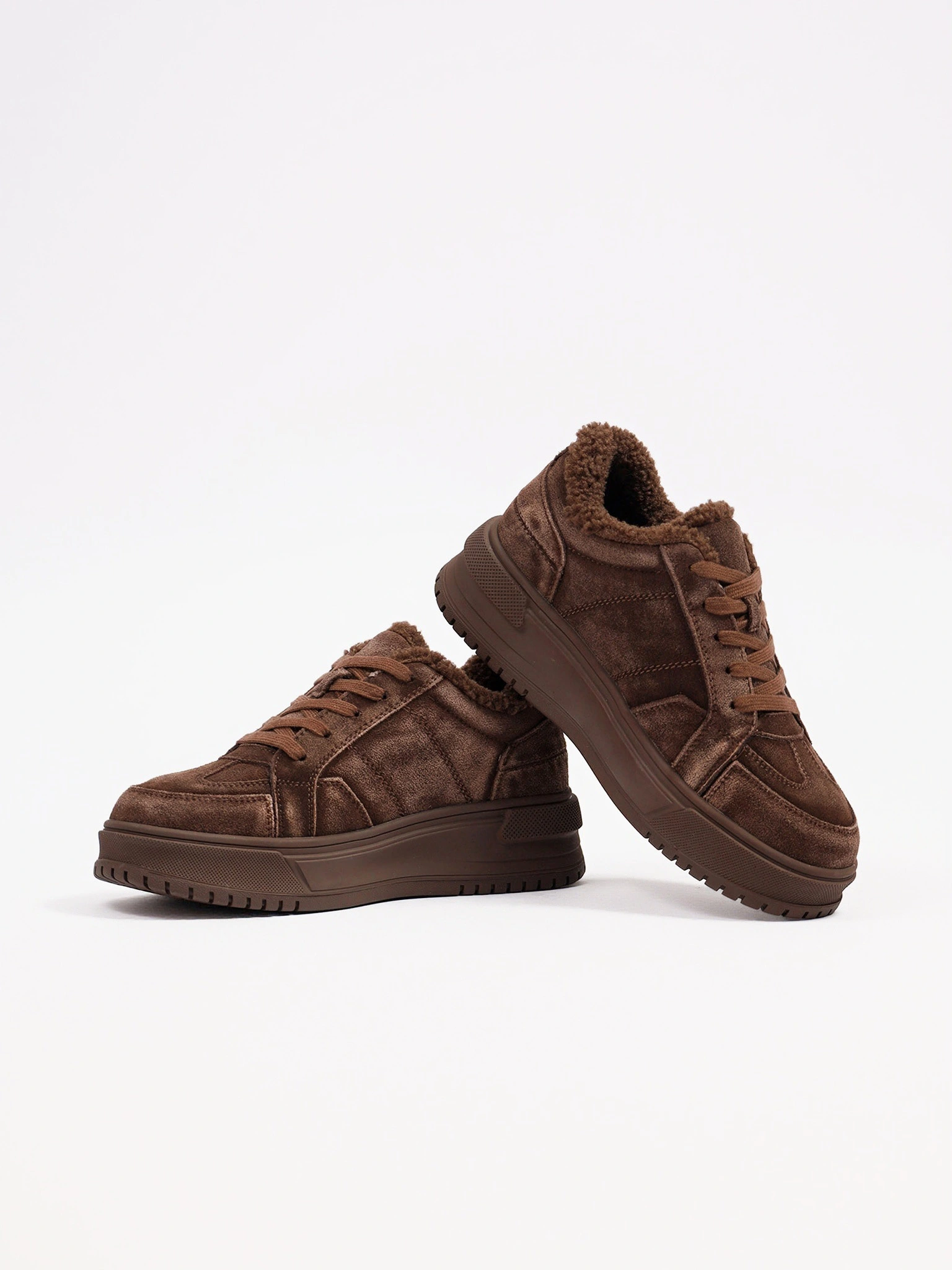 Кроссовки утепленные коричневого цвета на средней платформе